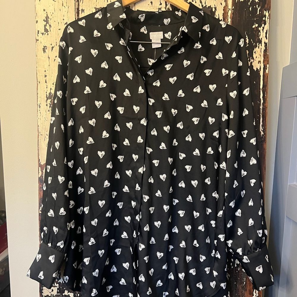 Chico's Black and White Heart Print Top. NWT.
